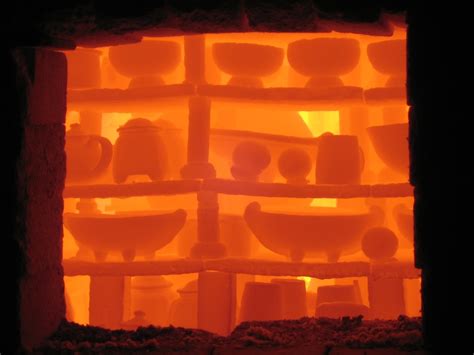 kiln definition in art: The kiln, an essential tool for pottery artists, not only serves as a furnace but also embodies the creative process and cultural heritage.